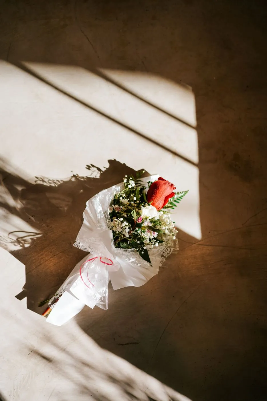 Ramo con rosa roja envuelto en papel
