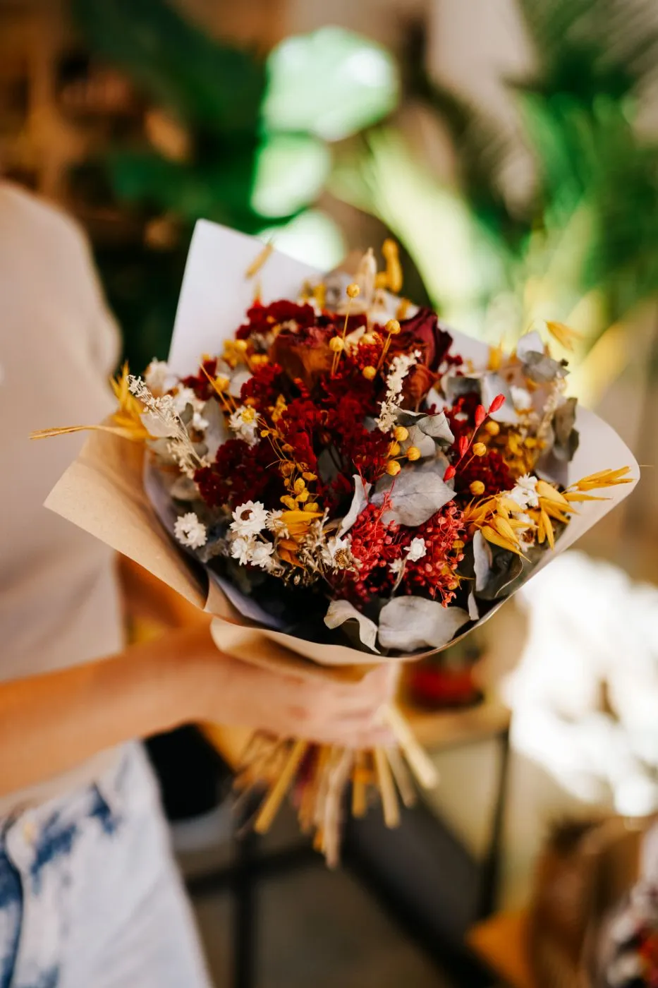 Ramo de flores secas en tonos cálidos